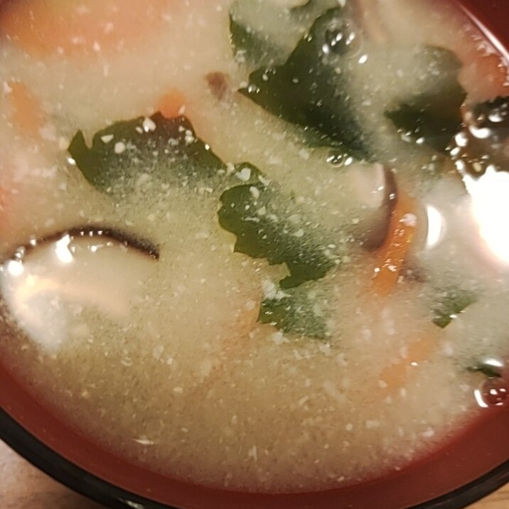 にんじんとわかめと椎茸の味噌汁